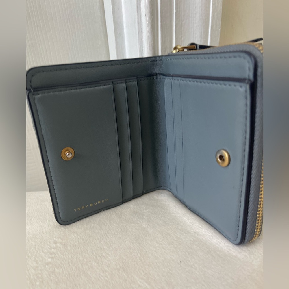 Tory Burch Quilted Compact Wallet - Picture 7 of 9